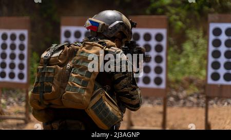 Un membre du Groupe des opérations spéciales de la Marine philippine participe à une aire de tir sous tension durant la période Balikitan 22 à El Nido, Palawan (Philippines), le 30 mars 2022. Balikatan est un exercice annuel entre les forces armées des Philippines et l'armée américaine visant à renforcer l'interopérabilité bilatérale, les capacités, la confiance et la coopération bâties sur des décennies d'expériences partagées. Balikatan, Tagalog for 'shoulder-to-épaule' est un exercice bilatéral de longue date entre les Philippines et les États-Unis soulignant le partenariat profond entre les deux pays. Balikatan 22 est le 37 Banque D'Images