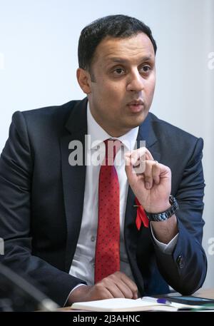 Photo du dossier datée du 01/12/21 du leader travailliste écossais Anas Sarwar, qui s'est engagé à ce que la lutte contre la crise du coût de la vie soit « au centre » de la campagne électorale du gouvernement local du parti travailliste écossais. Date de publication : jeudi 7 avril 2022. Banque D'Images