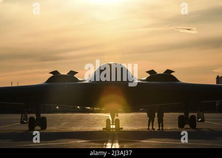 Trois bombardiers furtifs B-2 Spirit affectés à la 509th Bomb Wing, décollage de la base aérienne de Whiteman, Missouri, le 4 avril 2022. Les bombardiers furtifs s'intègrent aux lanciers B-1 d'Ellsworth AFB et Dyess AFB, dans le cadre de l'exercice Agile Tiger. Agile Tiger teste la capacité d'équiper, de soutenir, de déplacer et de manœuvrer des aviateurs délibérément entraînés sur un réseau de bases pour compliquer le ciblage de l'adversaire, préserver la puissance de combat et combattre à partir d'une position d'avantage. (É.-U. Photo de la Force aérienne par Airman 1st classe Victoria Hommel) Banque D'Images