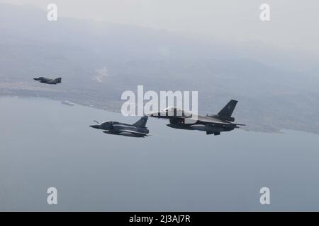 220405-N-NO874-1184 GRÈCE (le 5 avril 2022) de gauche à droite, un fantôme F-4E de la Force aérienne hellénique II, un Mirage 2000 de la Force aérienne hellénique et un Viper F-16B de la Force aérienne hellénique participent à l'exercice INIOCHOS 22, le 5 avril 2022. INIOCHOS est l'exercice de combat aérien à grande échelle de la Force aérienne hellénique dans lequel les participants effectuent des missions aériennes complexes telles que des opérations de contre-air offensives, des opérations de défense aérienne, opérations de contre-surface de la force, y compris la contribution de l'énergie aérienne aux opérations terrestres et la contribution de l'énergie aérienne aux opérations maritimes et à la recherche et au sauvetage dans un environnement de combat. Le Harr Banque D'Images