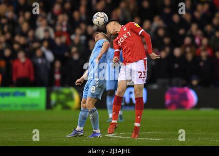 NOTTINGHAM, ROYAUME-UNI. AVR 6th Joe Lolley de Nottingham Forest bataille avec Jamie Allen de Coventry City pendant le match de championnat Sky Bet entre Nottingham Forest et Coventry City au City Ground, Nottingham, le mercredi 6th avril 2022. (Credit: Jon Hobley | MI News) Credit: MI News & Sport /Alay Live News Banque D'Images