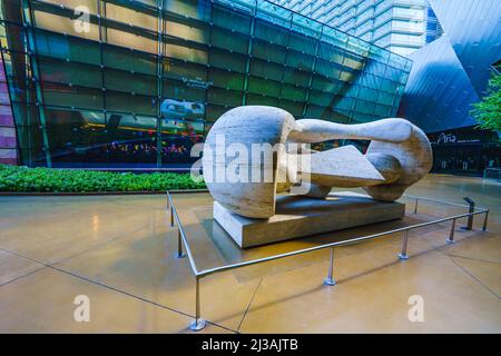 Las Vegas, Nevada, États-Unis - 1er octobre 2021 collection d'œuvres d'art du Las Vegas Aria Resort and Casino, statue Henry Moore à l'extérieur de l'hôtel Banque D'Images