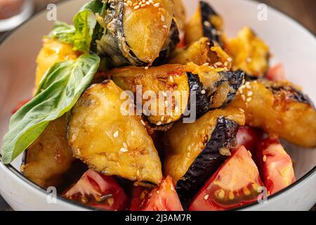 Salade d'aubergines croustillantes au piment doux Banque D'Images