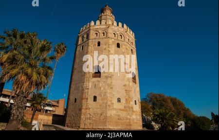 la tour d'or sur le fleuve guadalquivir à séville en andalousie espagne Banque D'Images