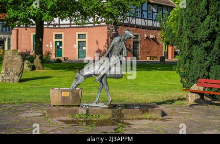 Fontaine de Muenchhausen, le demi-cheval, Baron von Muenchhausen, Muenchhausenstadt Bodenwerder, Basse-Saxe, Allemagne Banque D'Images