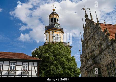 Eglise Saint-Nicolas, Hôtel de ville, place du marché, Vieille ville, Rinteln, Comté de Schaumburg, Basse-Saxe, Allemagne Banque D'Images