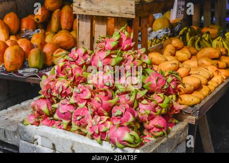 Dragon fruit, mangues, marché, Mercado Lucas de Galvez, Merida, Yucatan, Mexique Banque D'Images