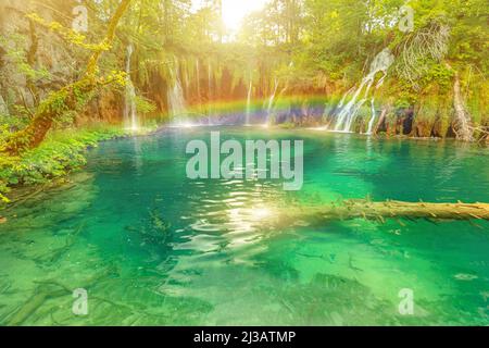 Arc-en-ciel sur la jetée et la jetée de la cascade de Galovacki Buk du parc national des lacs de Plitvice en Croatie, dans la région de Lika. Patrimoine mondial de l'UNESCO de la Croatie Banque D'Images