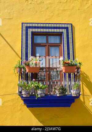 Fenêtre, balcon, ancien bâtiment, carreaux Talavera, Puebla, Mexique Banque D'Images