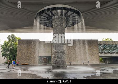 Fontaine, cour, Musée national Museo Nacional de Antropologia, Mexico, Mexique Banque D'Images