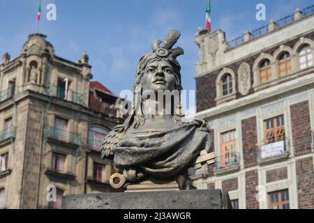 Statue, Cuauhtemoc, Zocalo, Mexico, Mexique Banque D'Images