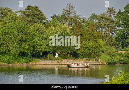 Excursion en bateau, Woerlitz Garden Kingdom, Saxe-Anhalt, Allemagne Banque D'Images