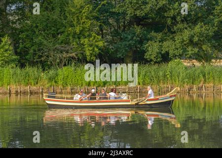 Excursion en bateau, Woerlitz Garden Kingdom, Saxe-Anhalt, Allemagne Banque D'Images