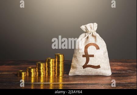 Sac d'argent en livre sterling britannique et nombre croissant de pièces de monnaie. Augmentation des bénéfices, frais budgétaires. Investissements. Augmenter les revenus, augmenter les salaires. Financier Banque D'Images