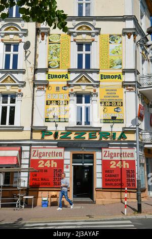 Boutique, vente de cigarettes, ancien bâtiment, Centre ville, Slubice, Pologne Banque D'Images