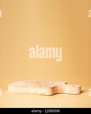 Planche à découper en bois. Socle de produit pour présentation des aliments. Podium sur fond beige. Photo de haute qualité Banque D'Images