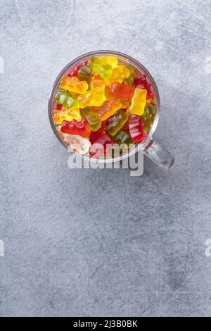 Bonbons à la gelée et à l'ours. Confiseries sucrées colorées dans une tasse. Vue de dessus. Banque D'Images