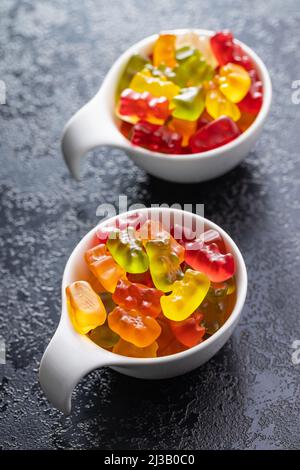 Bonbons à la gelée et à l'ours. Confiseries sucrées colorées dans un bol. Banque D'Images