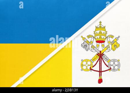 Ukraine et Cité du Vatican, symbole du pays. Drapeaux nationaux ukrainiens. Relations et partenariat entre deux pays. Banque D'Images