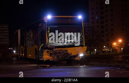 Berlin, Allemagne. 07th avril 2022. Un bus détruit se trouve à l'intersection de Marzahn après une collision avec une voiture. Tout en fuyant la police, des voleurs présumés de gazole ont heurté un bus BVG à Berlin-Marzahn. En raison de l'impact, le conducteur de la voiture de l'escapade a perdu le contrôle de sa voiture jeudi soir et a glissé sur une bordure d'herbe, comme l'a signalé un photographe dpa. Credit: Paul Zinken/dpa/Alay Live News Banque D'Images