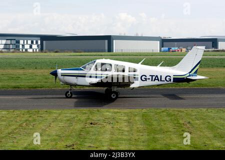 Piper PA28-151 Cherokee Warrior (G-TALG) à Wellesbourne Airfield, Warwickshire, Royaume-Uni Banque D'Images