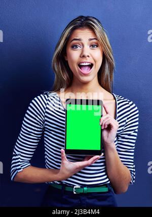 Ce que vous avez déjà vu. Photo d'une jeune femme excitée tenant une tablette numérique. Banque D'Images