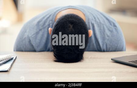 Je me mets la tête en bas pendant une seconde. Photo d'un homme d'affaires méconnu dormant à son bureau au travail. Banque D'Images