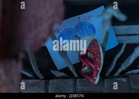 Chaussures pour enfants et drapeau de l'Ukraine, la guerre Banque D'Images