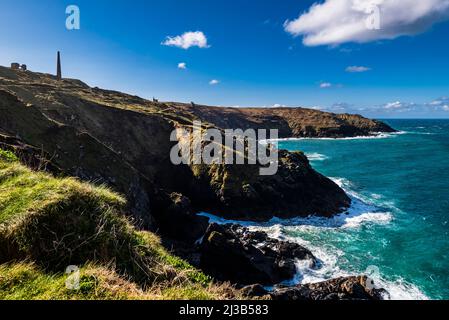 Vue sur les falaises et les ruines de la mine d'étain à Botallack Mine, Cape Cornwall, près de Penzance, Cornwall, Royaume-Uni Banque D'Images