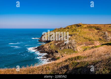 Vue sur le château de Kenidjack depuis Cape Cornwall, près de Penzance, Cornwall, Royaume-Uni Banque D'Images