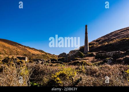 Les ruines de la cheminée et de la mine d'étain dans la vallée de Kenidjack, Cape Cornwall, près de Penzance, Cornwall, Royaume-Uni Banque D'Images