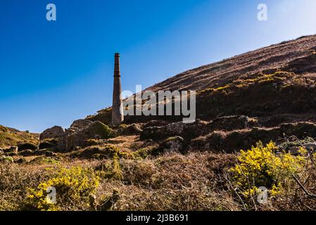 Cheminées et vieilles mines d'étain dans la vallée de Kenidjack, Cape Cornwall, près de Penzance, Cornwall, Royaume-Uni Banque D'Images