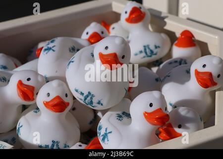 Canards en caoutchouc avec décoration bleue delft exposés à la boutique de souvenirs néerlandaise d'Amsterdam, aux pays-Bas Banque D'Images