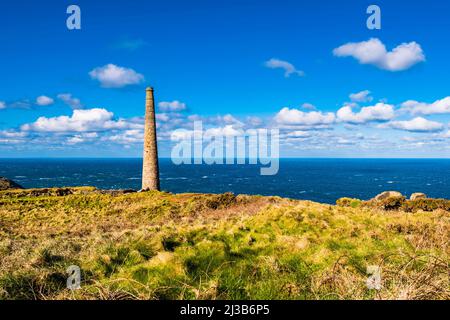 Cheminée au sommet d'une falaise à la mine Botallack, Cape Cornwall, près de Penzance, Cornwall, Royaume-Uni Banque D'Images