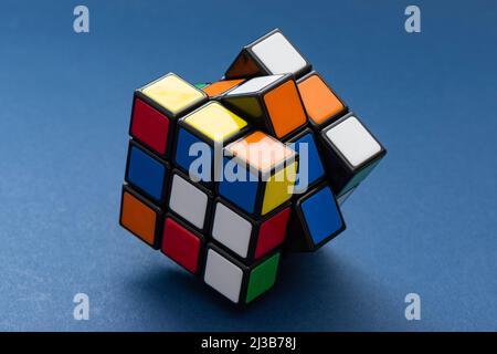ISTANBUL, TURQUIE - 2 JUILLET 2021 : cube de Rubik sur fond bleu. Rubik's Cube inventé par un architecte hongrois Erno Rubik en 1974. Banque D'Images
