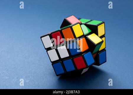 ISTANBUL, TURQUIE - 2 JUILLET 2021 : cube de Rubik sur fond bleu. Rubik's Cube inventé par un architecte hongrois Erno Rubik en 1974. Banque D'Images