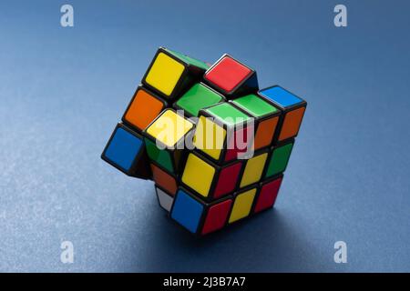 ISTANBUL, TURQUIE - 2 JUILLET 2021 : cube de Rubik sur fond bleu. Rubik's Cube inventé par un architecte hongrois Erno Rubik en 1974. Banque D'Images
