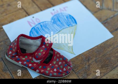 Chaussures pour enfants et drapeau de l'Ukraine, la guerre en Ukraine. Banque D'Images