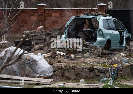 Tas de pièces de voiture démontées et rouillées dans le hangar de stockage des déchets d'atelier à l'intérieur.Garage de démontage de véhicule.Coffre de secours automatique en fer à repasser Banque D'Images