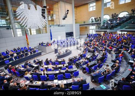 Berlin, Allemagne. 07th avril 2022. Le Bundestag débat sur la vaccination obligatoire. Le Bundestag vote sur la vaccination obligatoire contre le coronavirus. Credit: Kay Nietfeld/dpa/Alay Live News Banque D'Images