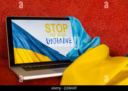 arrêter la guerre et patriote. laptop, drapeau de l'ukraine Banque D'Images