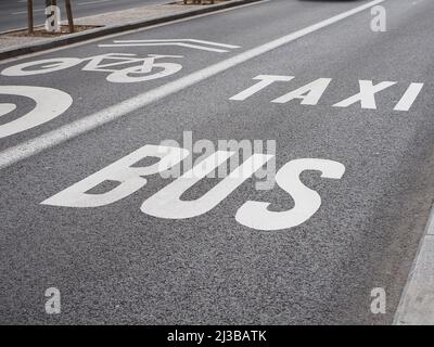 Ligne de bus taxi dans les rues de Madrid Banque D'Images