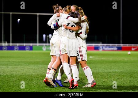 Burton Upon Trent, Royaume-Uni. 03rd mars 2022. La Belgique fête après le match de qualification des Womens U19 de l'UEFA (Ligue A, Groupe 3) entre l'Islande et la Belgique au parc Saint-Georges de Burton Upon Trent. Will Palmer/SPP Credit: SPP Sport Press photo. /Alamy Live News Banque D'Images