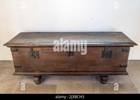 Coffre paroissial du 17th siècle dans l'église St James, Castle Acre, Norfolk. Banque D'Images