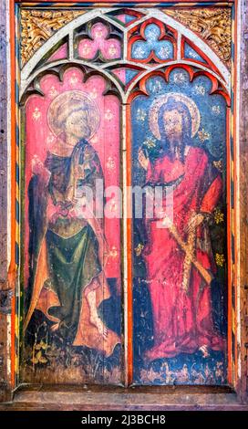 St Peter et St Andrew (L-R) sur l'écran de rood d'environ 1400 dans l'église St James' à Castle Acre, Norfolk. Banque D'Images