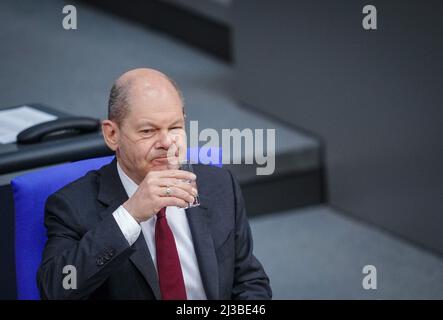 Berlin, Allemagne. 07th avril 2022. Le chancelier OLAF Scholz (SPD) assiste à la session du Bundestag. Le Bundestag vote sur la vaccination obligatoire contre le coronavirus. Credit: Kay Nietfeld/dpa/Alay Live News Banque D'Images