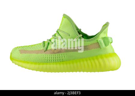 Sneaker à chiffon vert avec semelle en polyuréthane sur fond blanc. Banque D'Images