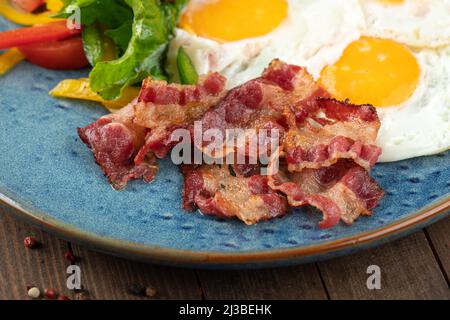 Gros plan sur le bacon frit avec les œufs petit déjeuner Banque D'Images