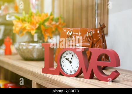 j'adore les lettres en bois sur l'horloge en rouge Banque D'Images