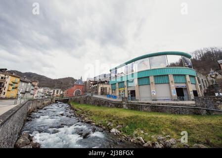 AX les termes, France : 2022 mars 14 : Rivière à Ax les Thermes lors d'un après-midi d'hiver en 2022. Banque D'Images